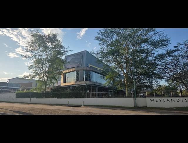 1,360M² SHOWROOM TO LET IN RIVERSIDE PARK
